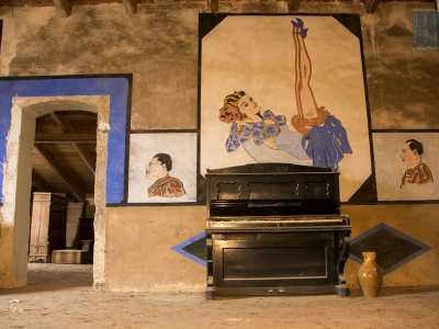 La sequenza � interrotta dal grande ritratto di una donna in abiti succinti: la sua corta gonna blu lascia ben in evidenza giarrettiere e tacchi a spillo. Si tratta probabilmente di una delle giovani ospitate qui